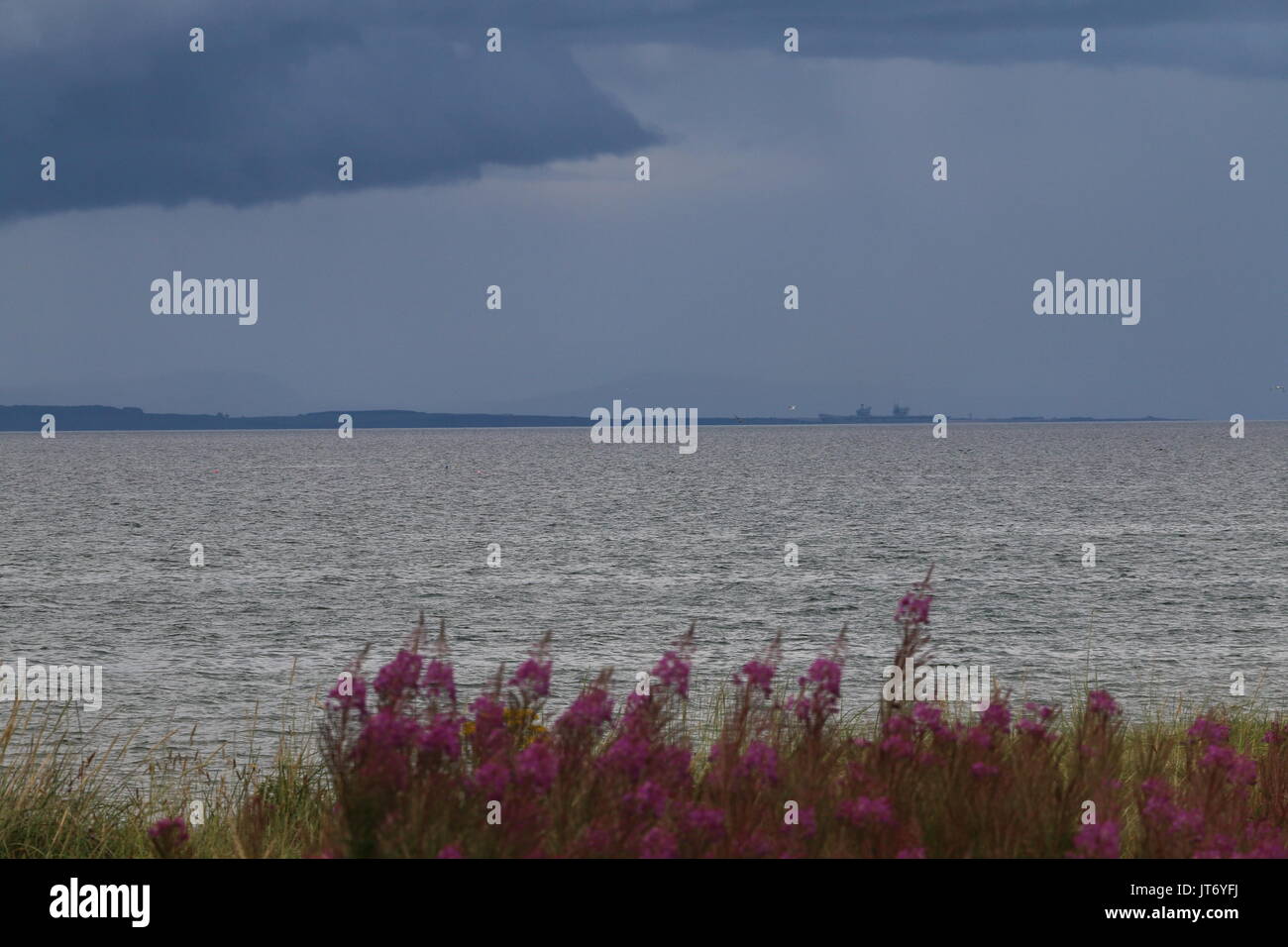 Nouveau porte-avions Queen Elizabeth, à des essais en mer sur Moray Firth, vu de Nairn Banque D'Images