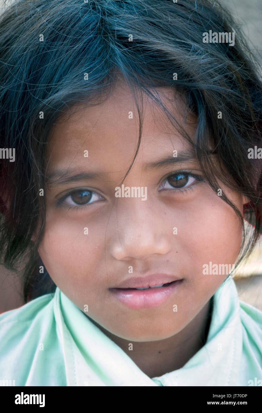 Jeune fille, sérieux, 10-12 ans, au Cambodge Banque D'Images