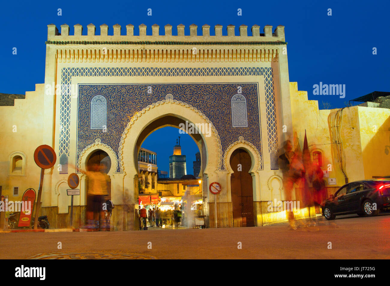 Scène de la vie de la rue. La porte Bab Bou Jeloud, entrée principale de Souk, Médina de Fès, Fes el Bali. Le Maroc, Maghreb, Afrique du Nord Banque D'Images