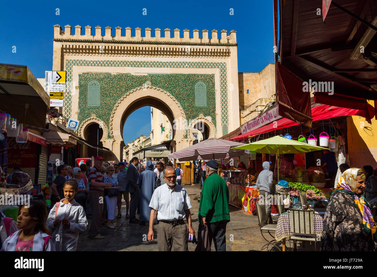 Scène de la vie de la rue. La porte Bab Bou Jeloud, entrée principale de Souk, Médina de Fès, Fes el Bali. Le Maroc, Maghreb, Afrique du Nord Banque D'Images