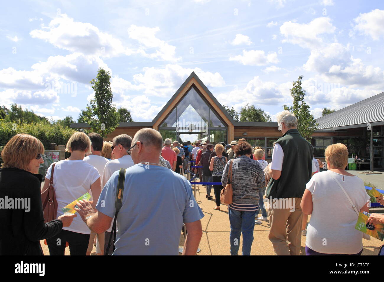Les files d'attente au bâtiment admissions, RHS Garden Hyde Hall Flower Show 2017, Chelmsford, Essex, Angleterre, Grande-Bretagne, Royaume-Uni, UK, Europe Banque D'Images