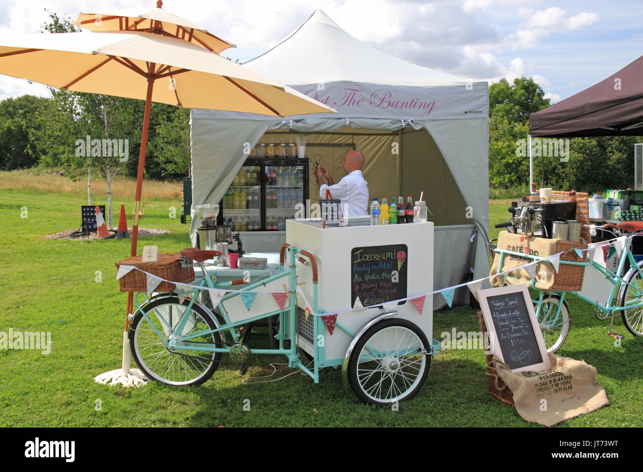 Des glaces et des boissons, de la nourriture de décrochage, RHS Garden Village Hyde Hall Flower Show 2017, Chelmsford, Essex, Angleterre, Grande-Bretagne, Royaume-Uni, UK, Europe Banque D'Images