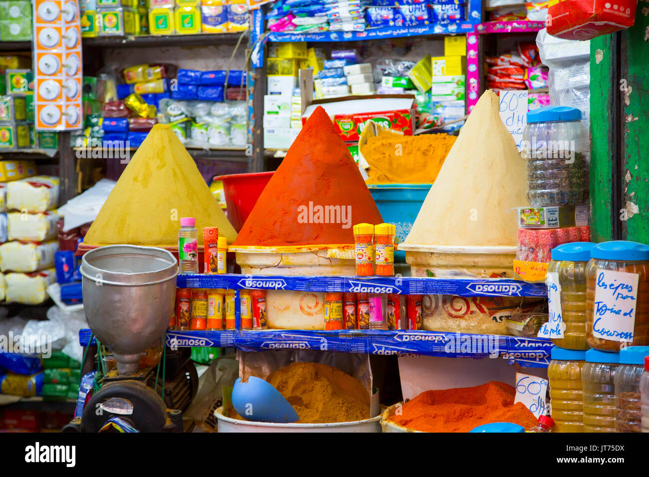 Magasin d'épices et de l'alimentation, le Souk Medina de Fès, Fes el Bali. Le Maroc, Maghreb, Afrique du Nord Banque D'Images