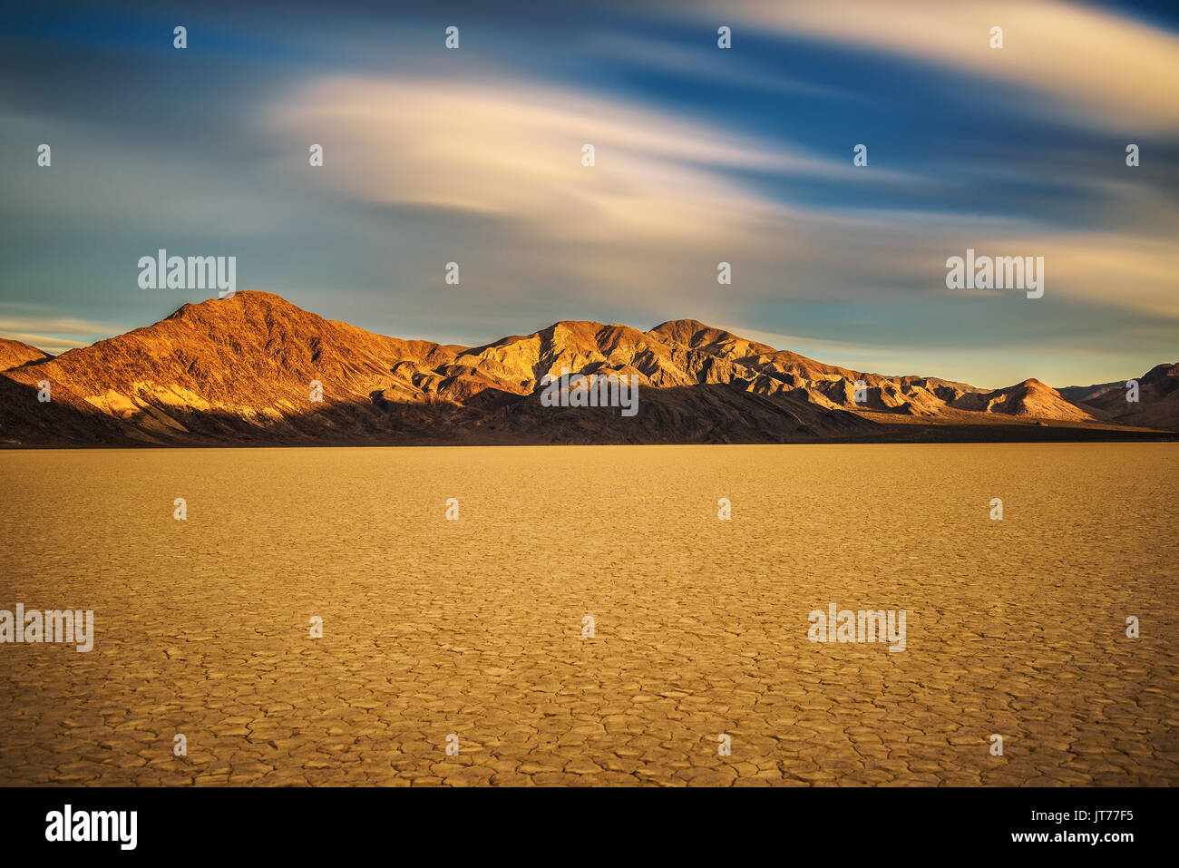 Scenic coucher du soleil à Racetrack Playa dans Death Valley National Park. Le Racetrack Playa est un lac asséché avec le déplacement des pierres qui s'impr linéaire Banque D'Images