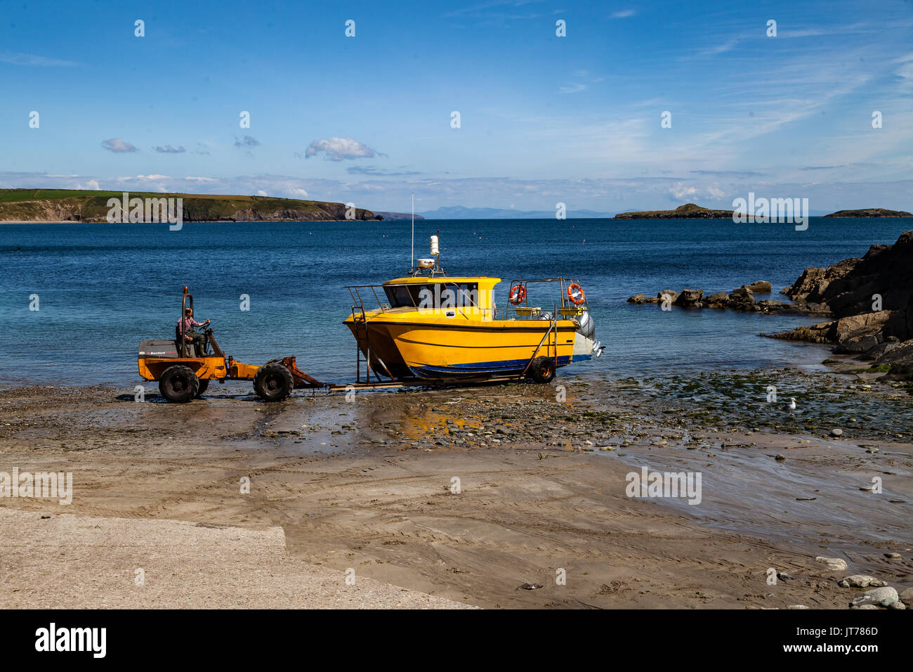 Un tracteur tirant un bateau à moteur sur une plage Banque D'Images