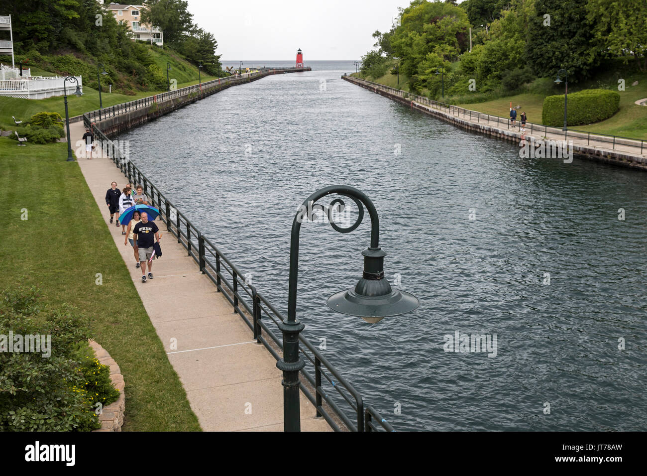 Charlevoix, Michigan - touristes le long d'un chenal menant du Lac de Charlevoix pour le lac Michigan. Banque D'Images