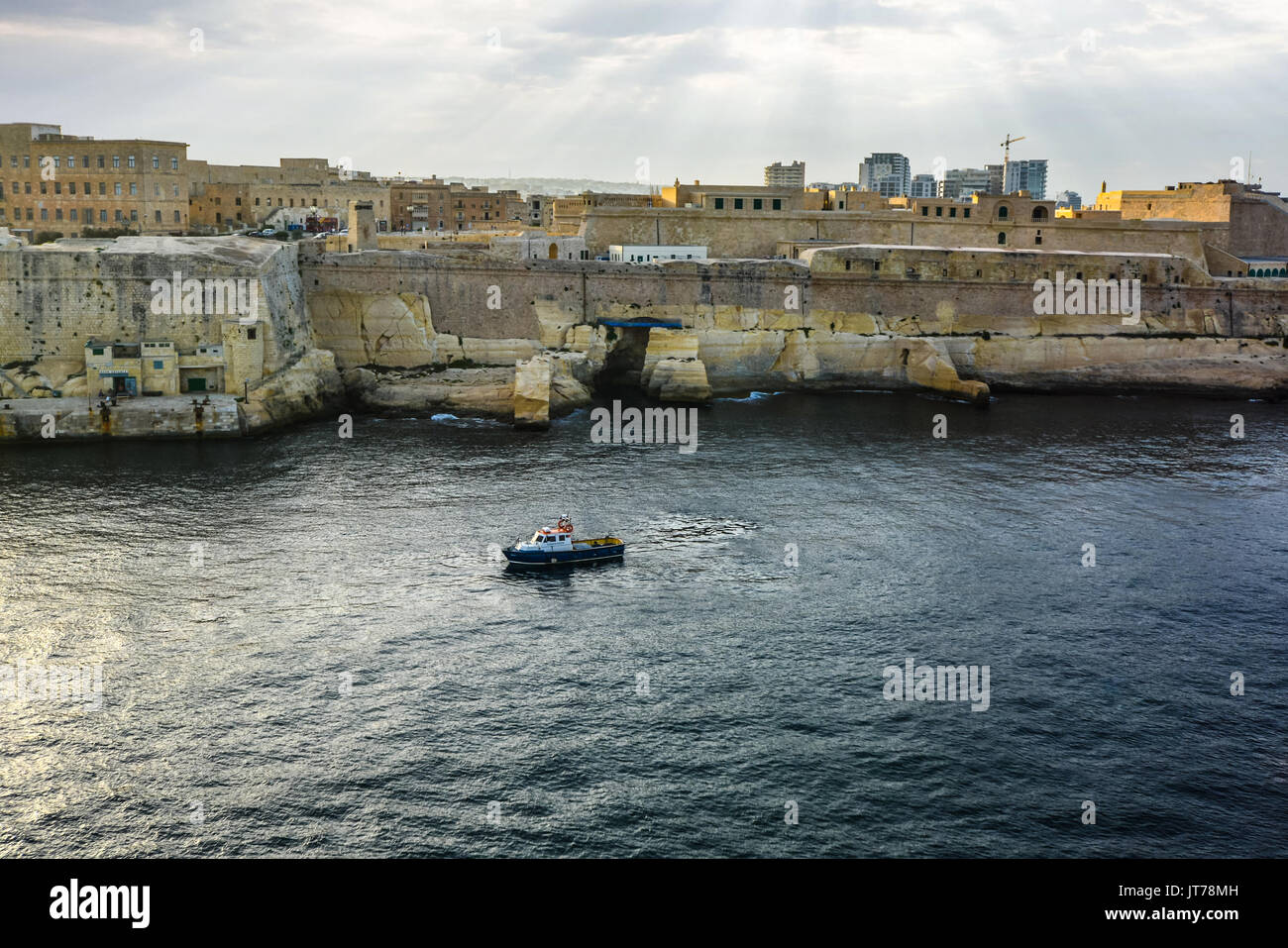 Le port de la ville de La Valette Malte dans la Méditerranée avec la pierre des murs de la ville et un bateau sur la mer Banque D'Images