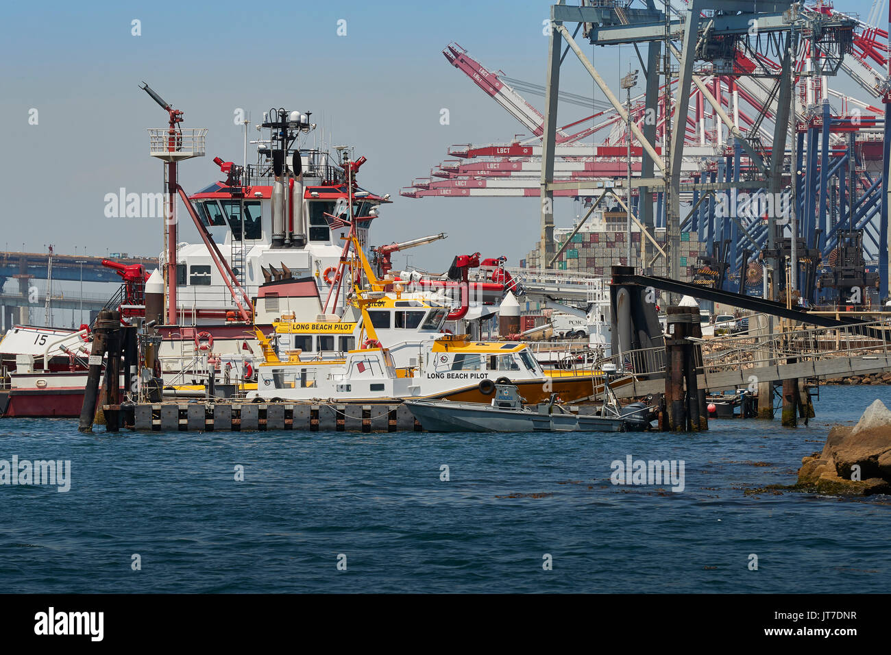 Long Beach Harbor bateaux pilotes et la longue plage Pompiers Fireboats, amarré dans le Port de Long Beach, Californie, USA. Banque D'Images
