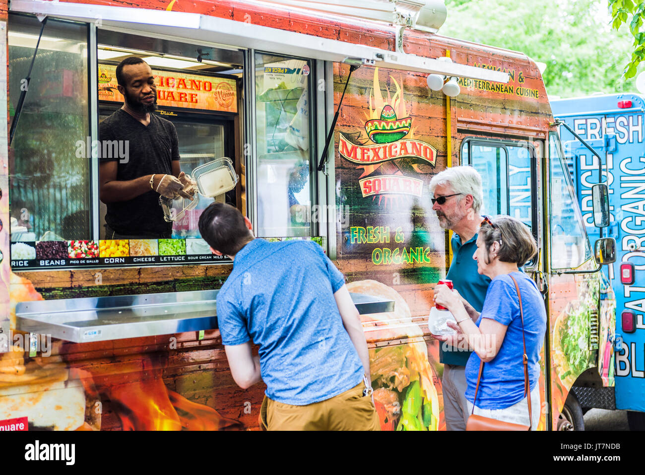 Washington DC, USA - 3 juillet 2017 : La nourriture de camions sur rue par National Mall avec nourriture mexicaine pignon sur l'Avenue de l'indépendance et les gens d'acheter Banque D'Images