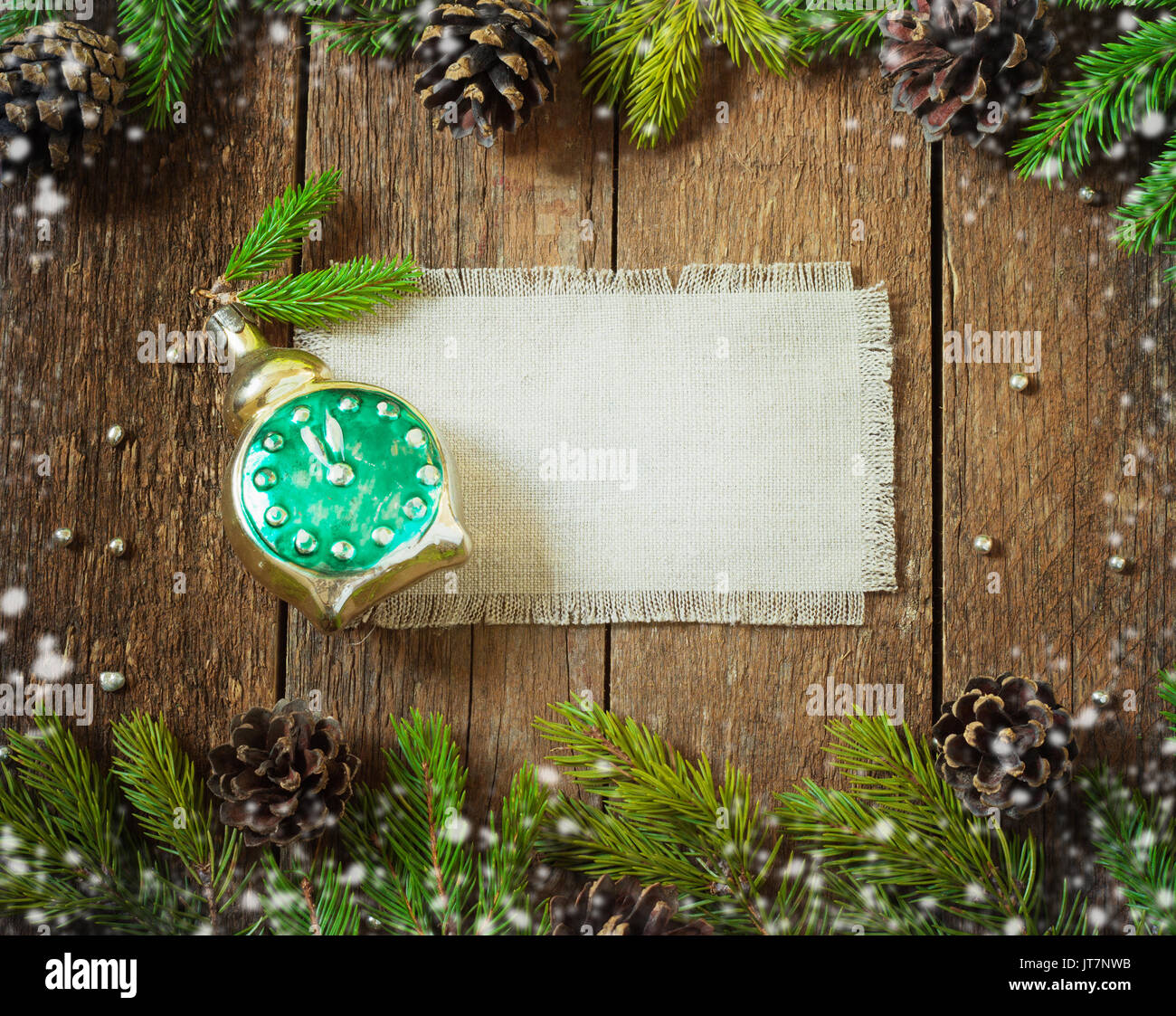 Cadre de la carte avec des branches de sapin avec de nouveaux jouets de l'année sur un fond de bois toning Banque D'Images