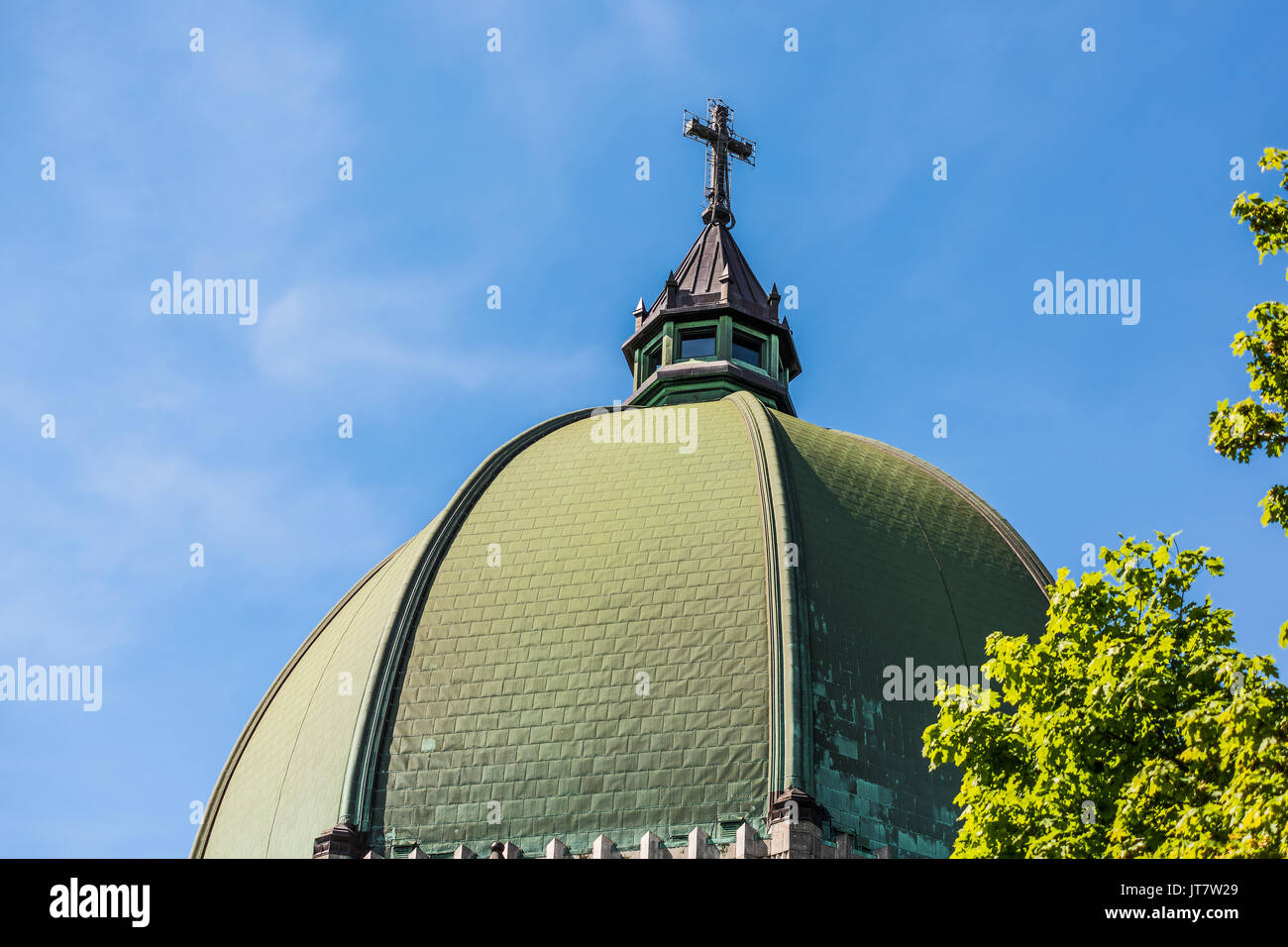 Montréal, Canada - le 28 mai 2017 : St Joseph's Oratory sur le mont Royal avec dome encadrée par des arbres verts au cours de journée ensoleillée dans la région du Québec City Banque D'Images