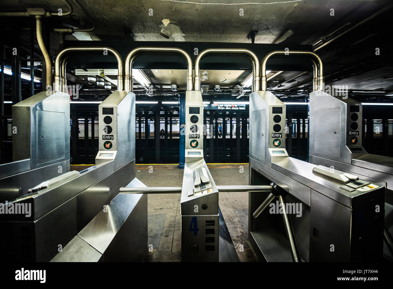 NEW YORK, USA - Le 17 octobre 2016. Portes de métro à New York à la ligne arbre. Banque D'Images