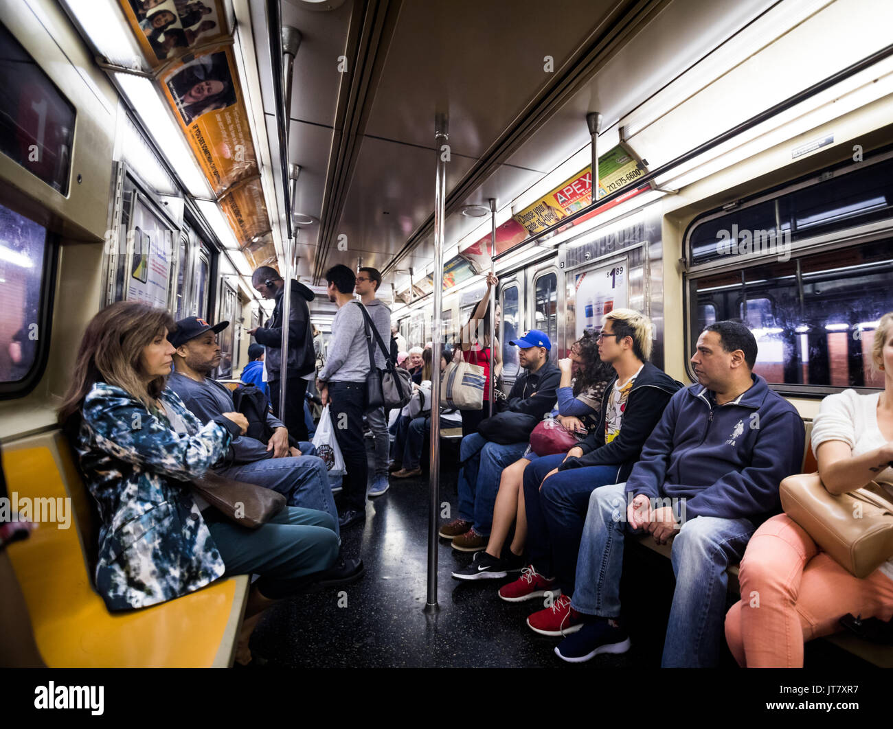NEW YORK, USA - Le 17 octobre 2016. À l'intérieur des wagons de métro de la ville de New York avec d'autres personnes en arrière-plan Banque D'Images
