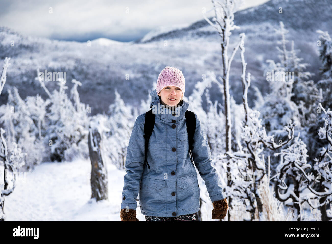 Jeune femme Randonnées en montagne en hiver Banque D'Images