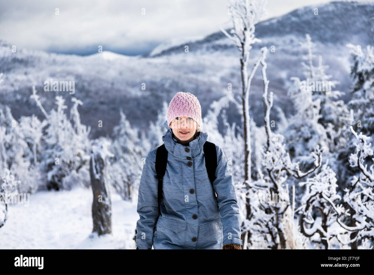 Jeune femme Randonnées en montagne en hiver Banque D'Images