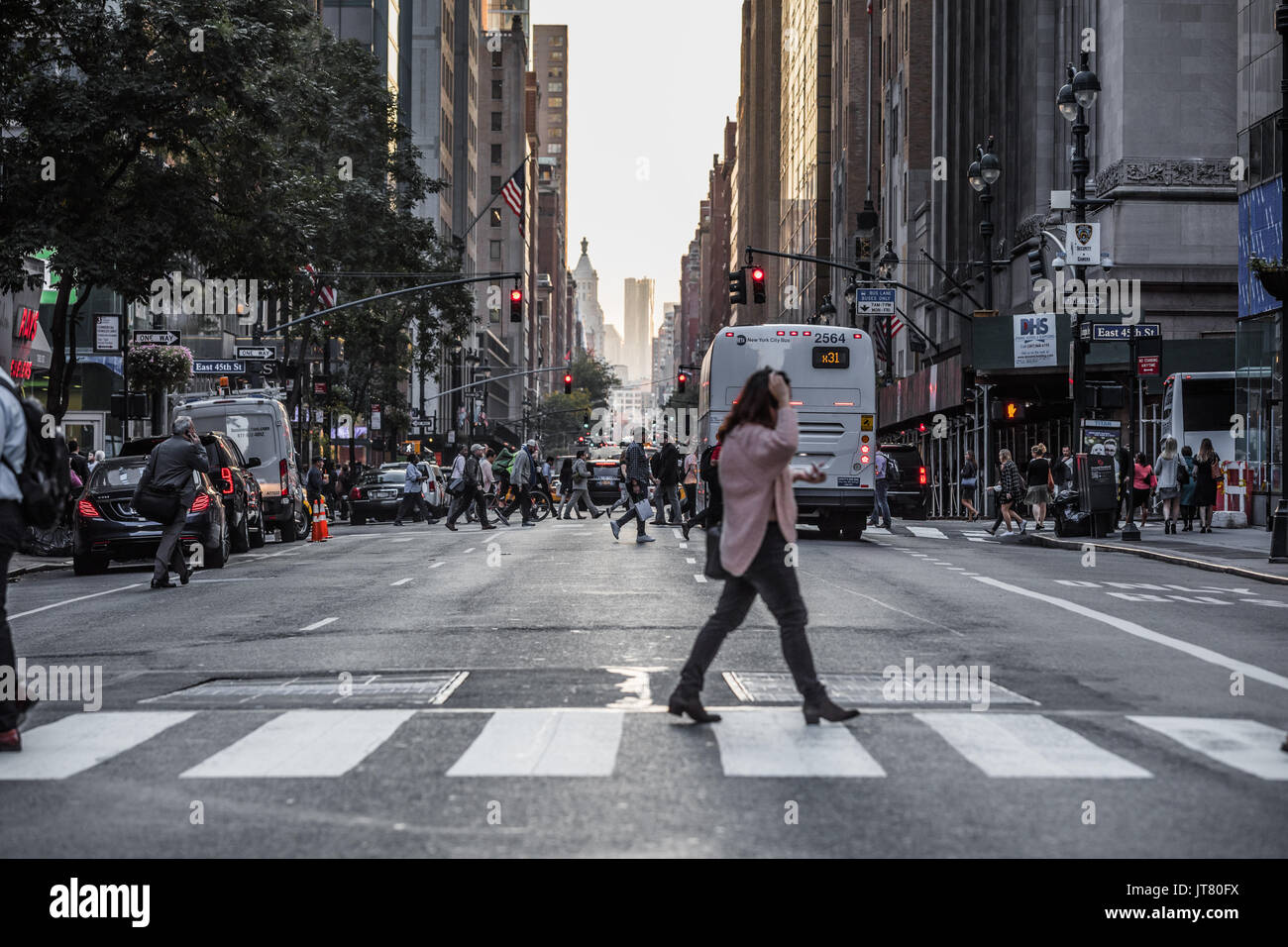 NEW YORK, USA - Le 18 octobre 2016. Crowdy Lexington Avenue à Manhattan à 5h00 sur un feu rouge Intersection. Banque D'Images