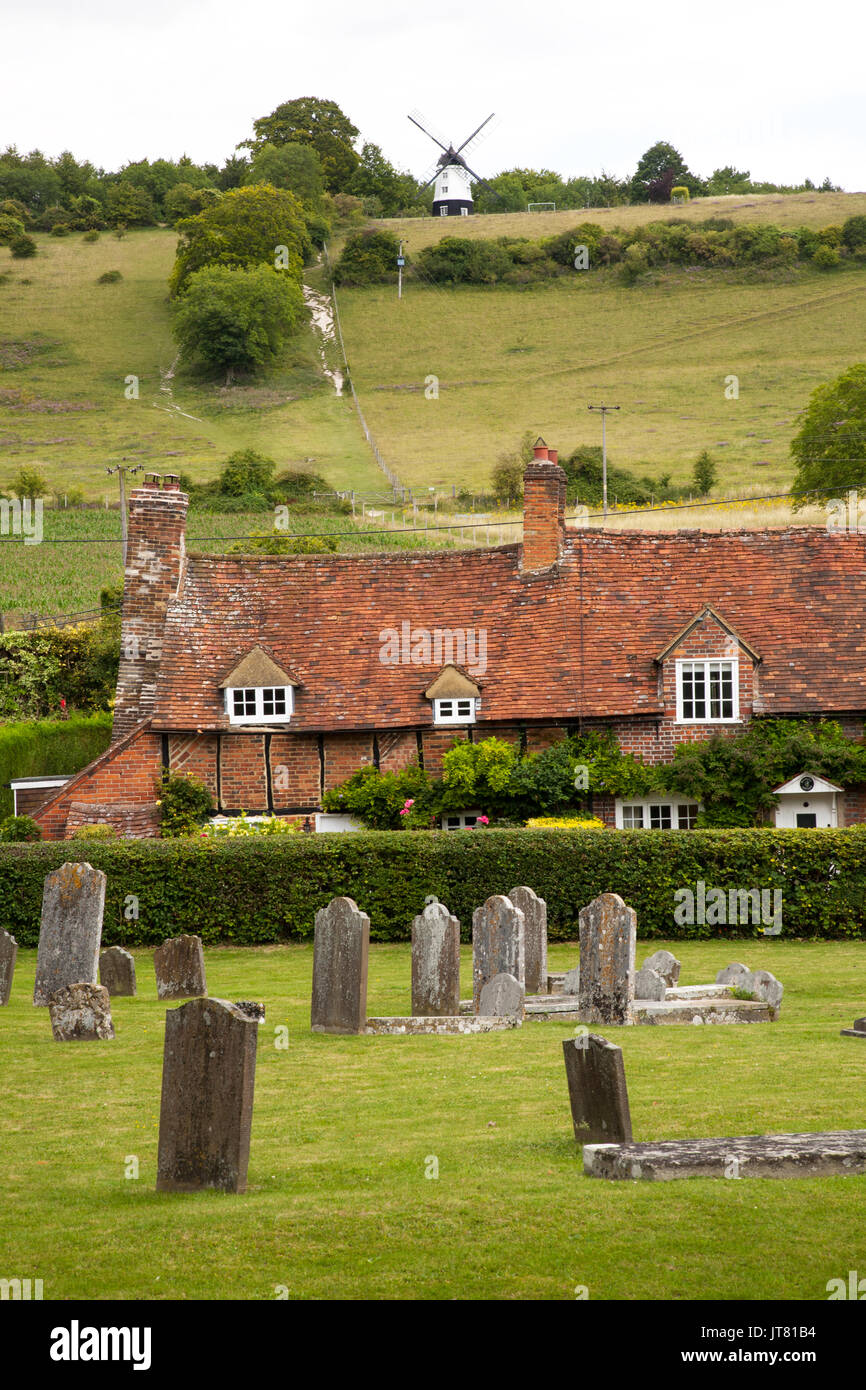Les pierres tombales dans l'église paroissiale de St Marys Turville dans les collines de Chiltern Anglais avec vue sur country cottages vers Cobstone moulin Banque D'Images
