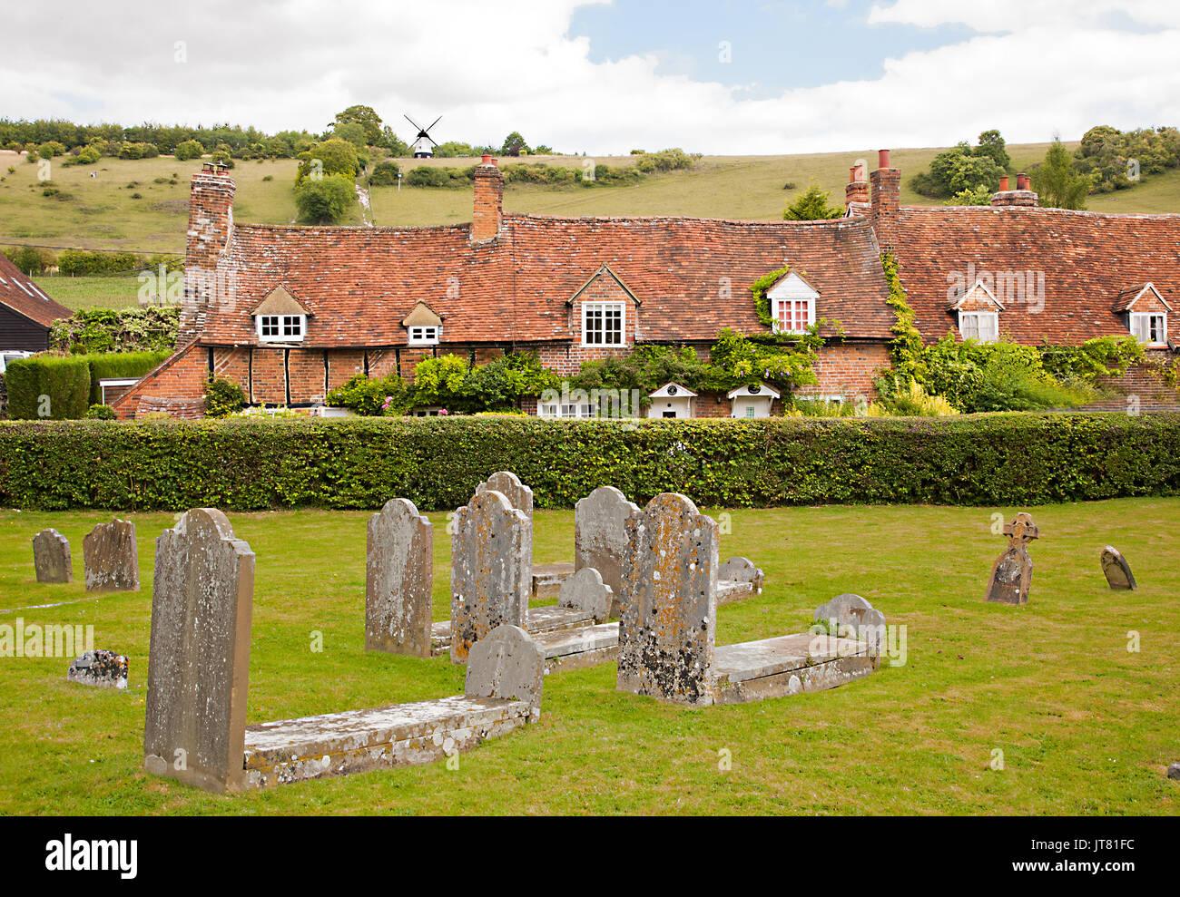 Les pierres tombales dans l'église paroissiale de St Marys Turville dans les collines de Chiltern Anglais avec vue sur country cottages vers Cobstone moulin Banque D'Images