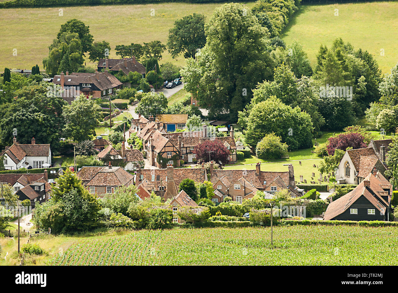 Vue sur le village de Turville dans les collines de Chiltern Anglais avec chalets et St Mary's Parish Church pour le Vicaire de Dibley Banque D'Images