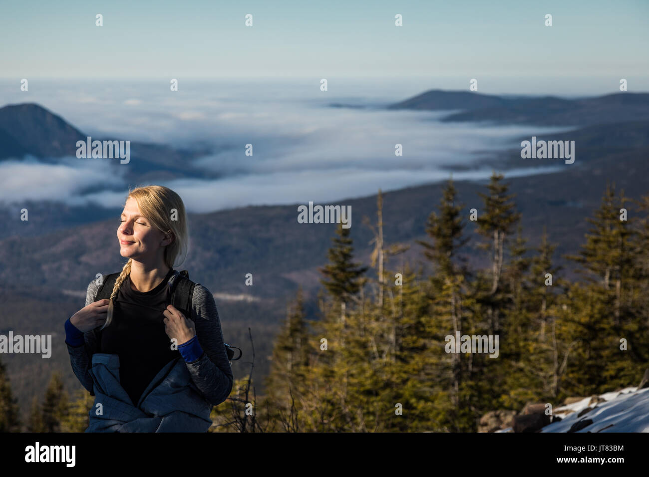 Woman l'air frais des montagnes tout en randonnée au sommet du Richardson à Gaspé, Canada. Banque D'Images