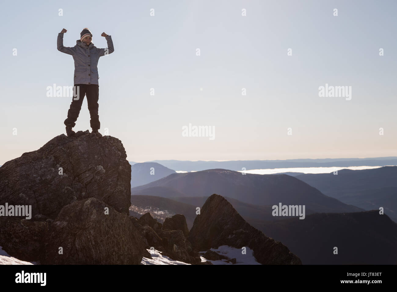 Femme victorieuse Profitant du succès de la Sommet de la montagne de Richardson à Gaspé, Québec, Canada. Banque D'Images