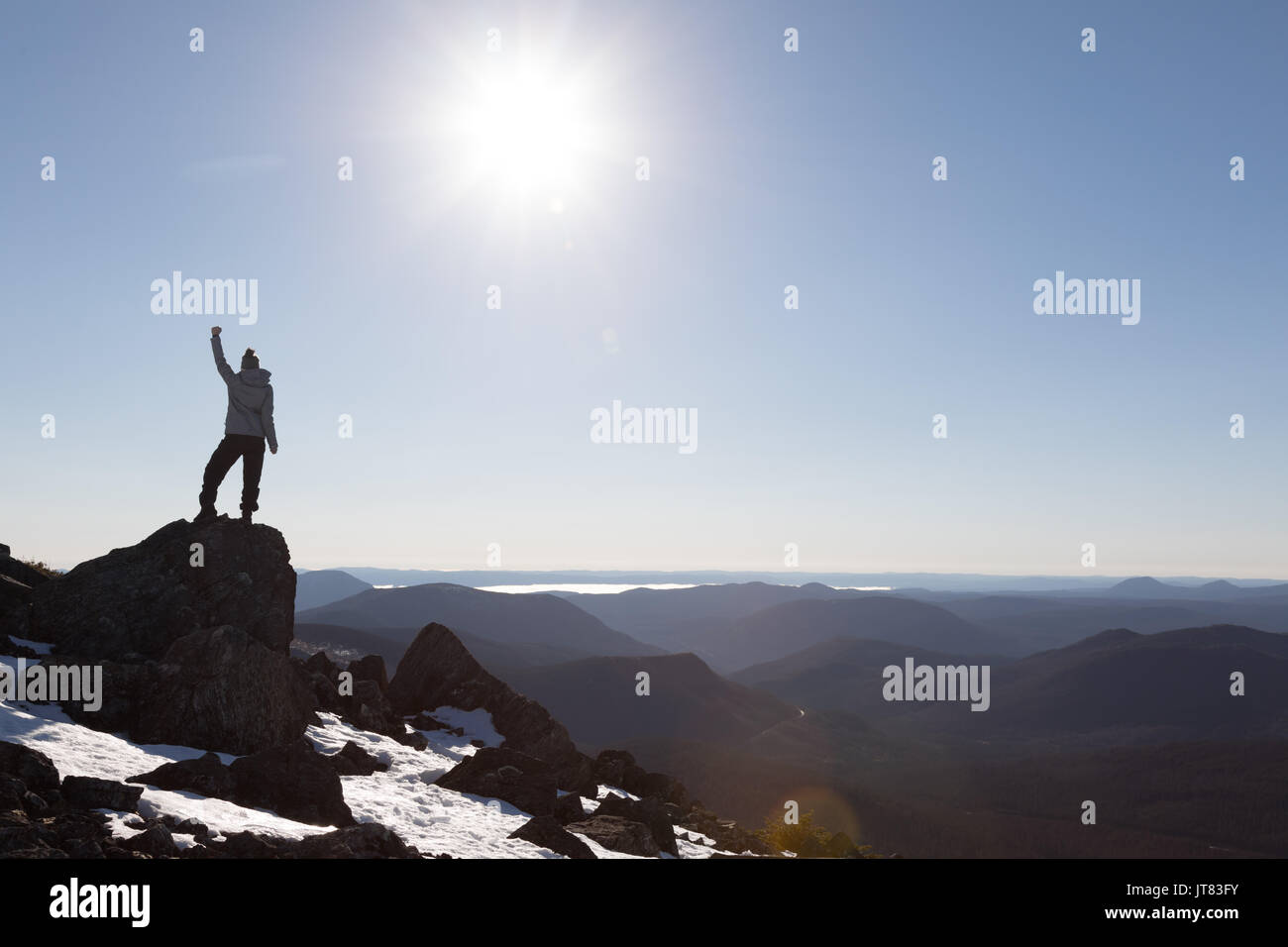 Femme victorieuse Profitant du succès de la Sommet de la montagne de Richardson à Gaspé, Québec, Canada. Banque D'Images