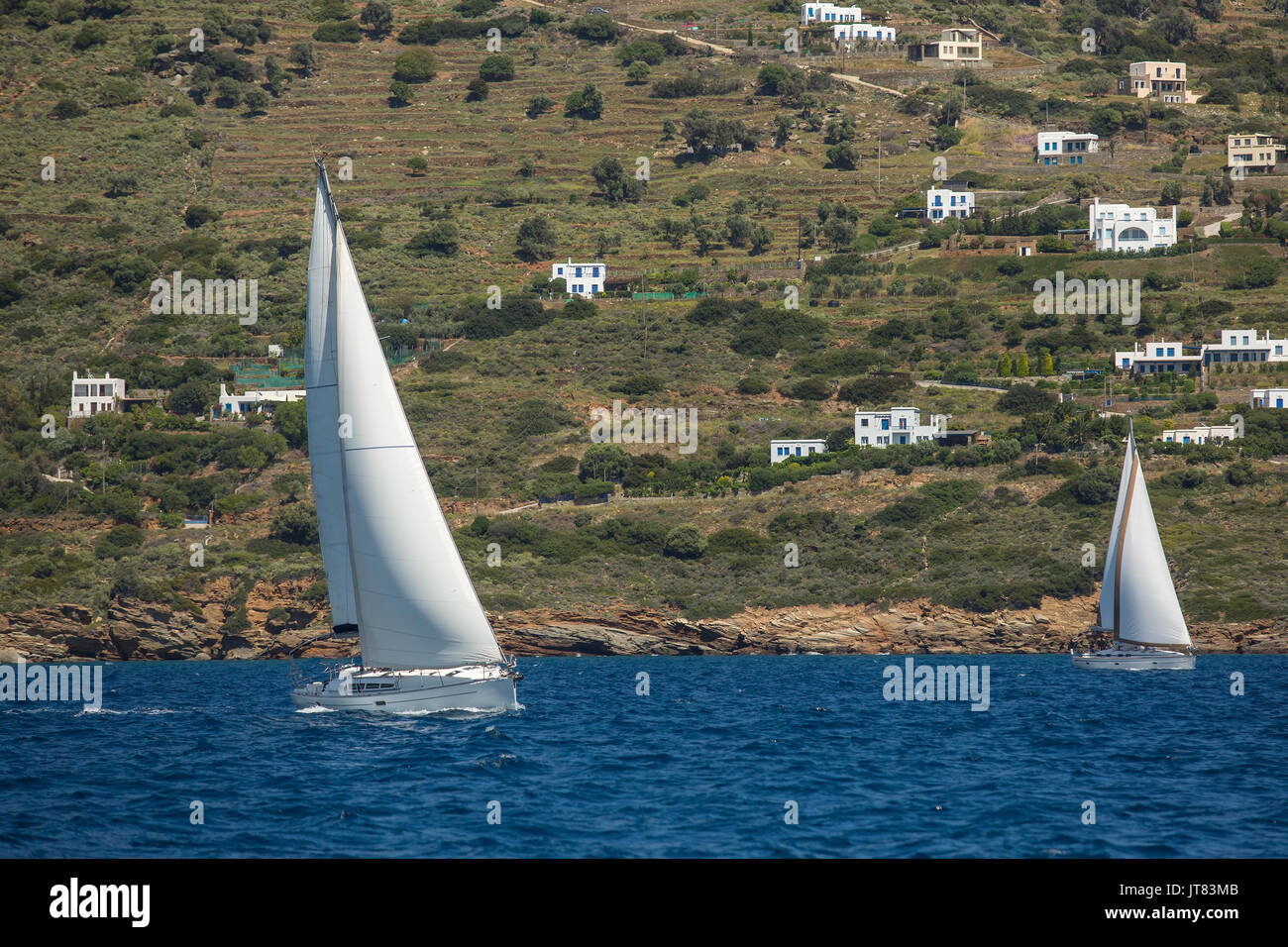 Yachts bateau à voiles blanches dans la mer ouverte. La voile. Bateaux de luxe. Banque D'Images