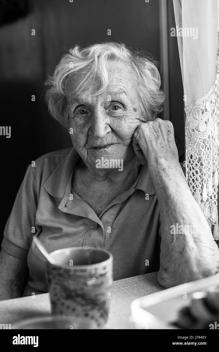 Femme âgée, à son domicile. Le noir et blanc portrait. Banque D'Images