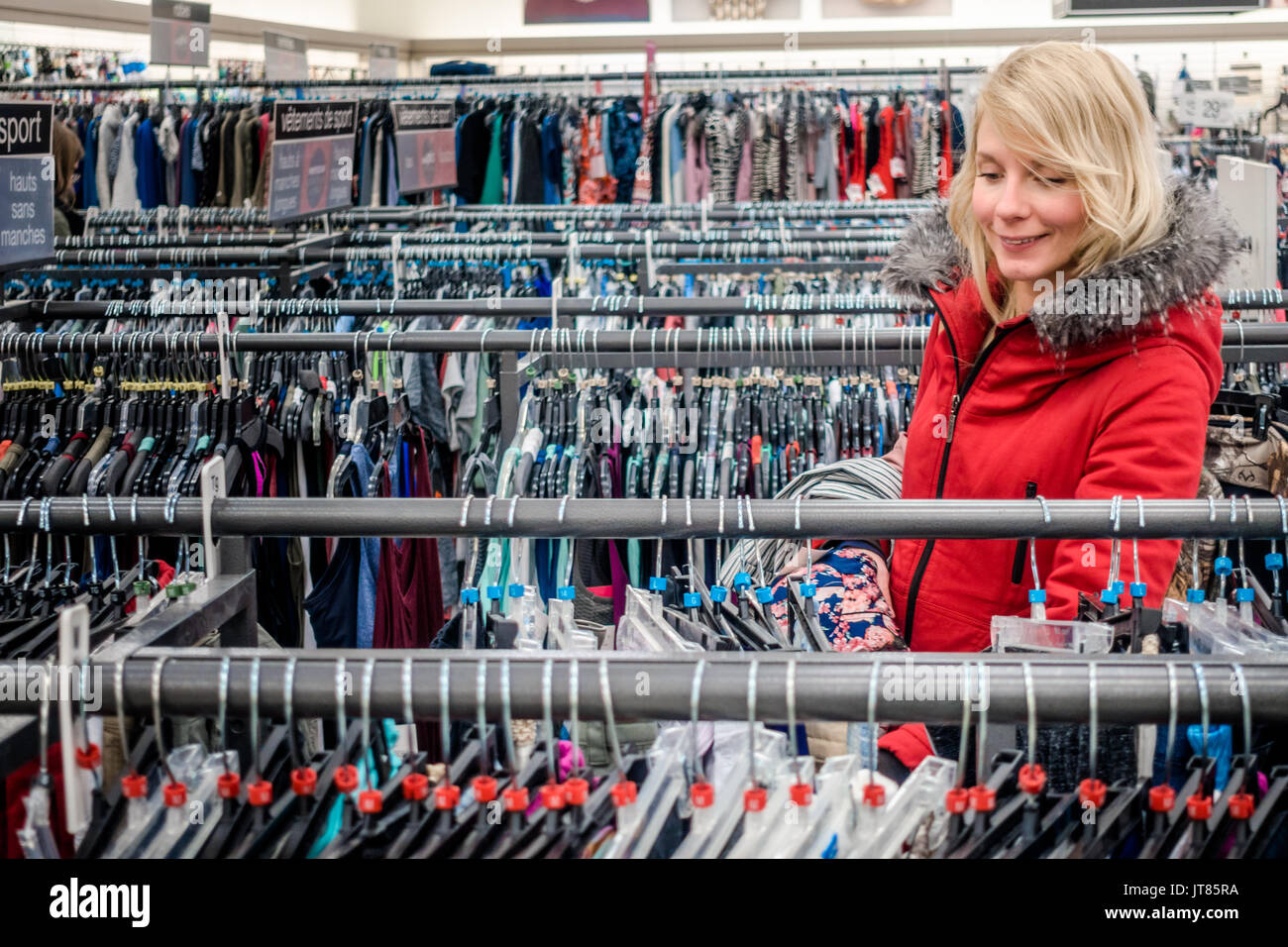 RIMOUSKI, CANADA - Le 19 février 2017. Femme à la traite dans un magasin Winners à Rimouski, au Québec. Banque D'Images