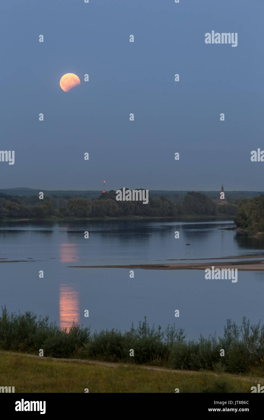 Toruń, Pologne. 07Th Aug, 2017. Eclipse de Lune partielle. Lieu de lune au-dessus de la rivière Vistule Crédit : yorgil/Alamy Live News Banque D'Images