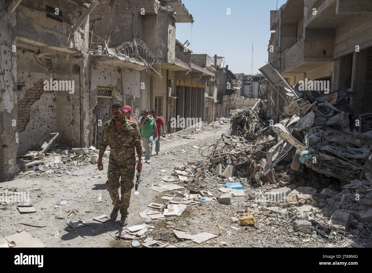 Mossoul, Ninive, de l'Iraq. 5 Août, 2017. Les membres de la Force de défense civile font leur chemin à travers la vieille ville de Mossoul détruit nieghborhood en mission pour récupérer le corps d'un jeune de 18 ans tué il y a 3 mois dans une grève morter qui a été enterré dans une fosse commune. tgemporary Credit : Adryel Talamantes/ZUMA/Alamy Fil Live News Banque D'Images