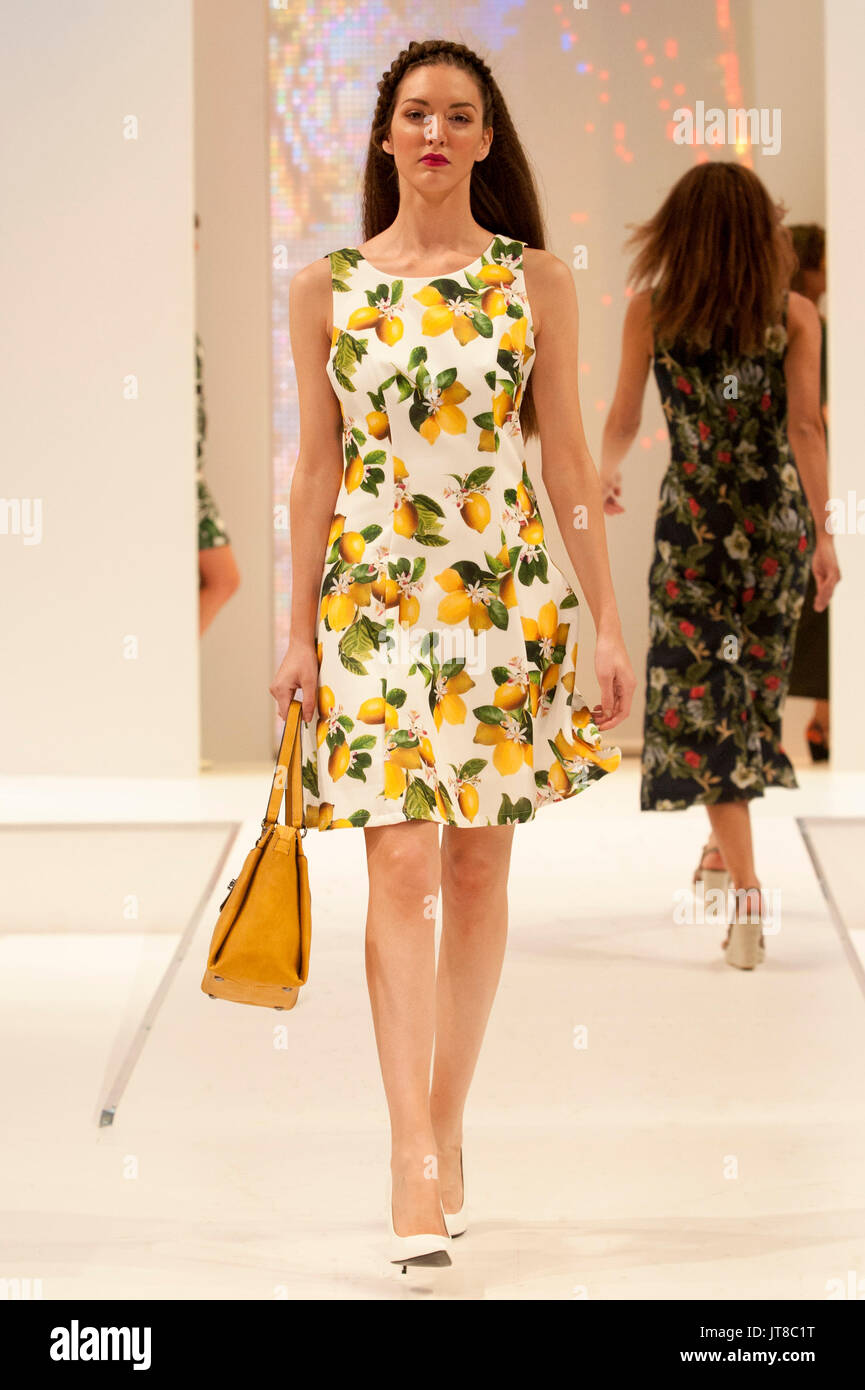 Fashion model porte une robe de Carol C Collections sur le podium à Moda.  Moda, le premier salon commercial pour la mode, les acheteurs s'exécute  entre 6et 8 août 2017 au NEC,