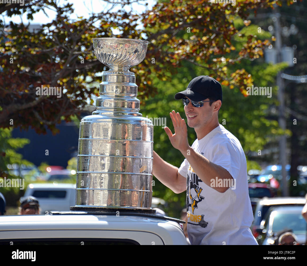Dartmouth, Nouvelle-Écosse, Canada : Sidney Crosby, capitaine de la Coupe Stanley des Penguins de Pittsburgh avec la coupe, comme le grand prévôt pour le défilé aux 122e Aug 7,2017. Il est de Cole Harbour qui fait partie de la municipalité régionale de Halifax. Banque D'Images