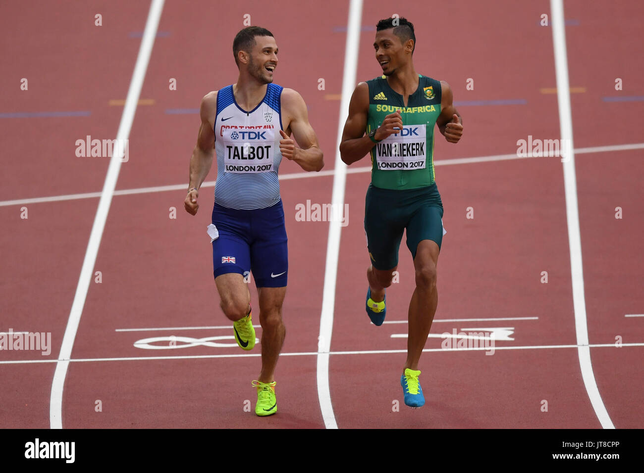 Londres, Royaume-Uni. 7 août 2017. (L) Danny Talbot (GB) et Wayde Van Niekerk (Afrique du Sud) de traverser la ligne d'arrivée ensemble de leur 200m de chaleur au stade de Londres, au quatrième jour de l'IAAF World Championships London 2017. Crédit : Stephen Chung / Alamy Live News Banque D'Images