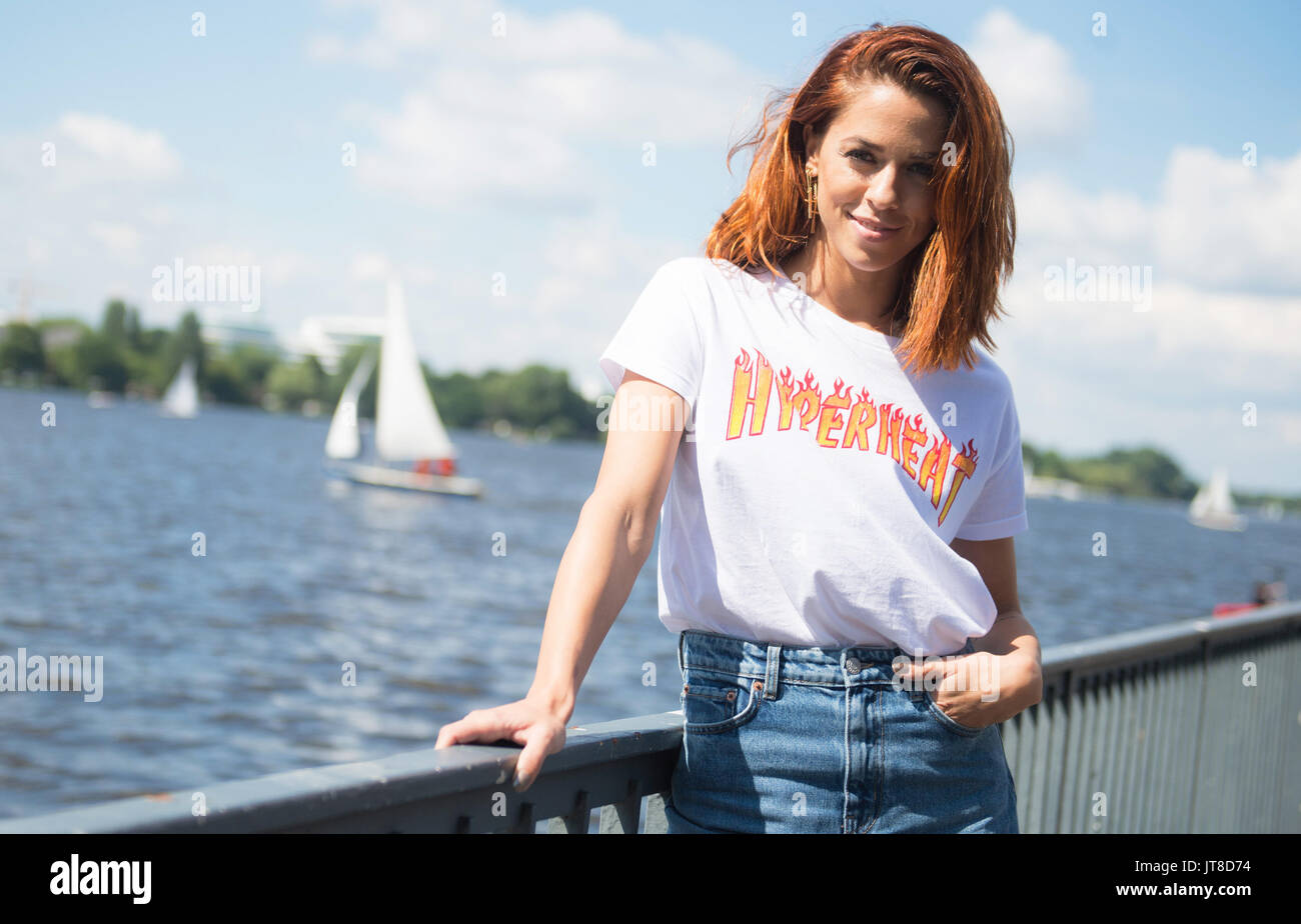 Hambourg, Allemagne. 26 juillet, 2017. La chanteuse pop allemande Vanessa Mai est posant pour l'appareil photo après une entrevue à Hambourg, Allemagne, 26 juillet 2017. Son nouvel album 'Regenbogen' sera libéré le 11 août 2017. Photo : Christina Sabrowsky/dpa/Alamy Live News Banque D'Images