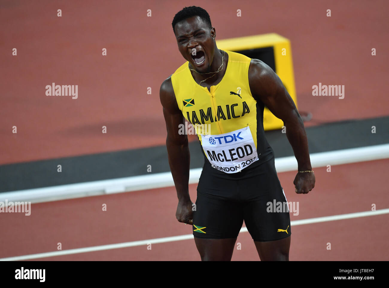 Londres, Royaume-Uni. 7e août, 2017. L'athlète jamaïcain Omar McLeod célèbre sa victoire dans le 110 mètres haies hommes épreuve de sauts à l'IAAF Londres 2017 Championnats du monde d'athlétisme à Londres, Royaume-Uni, le 7 août 2017. Photo : Bernd Thissen/dpa/Alamy Live News Banque D'Images