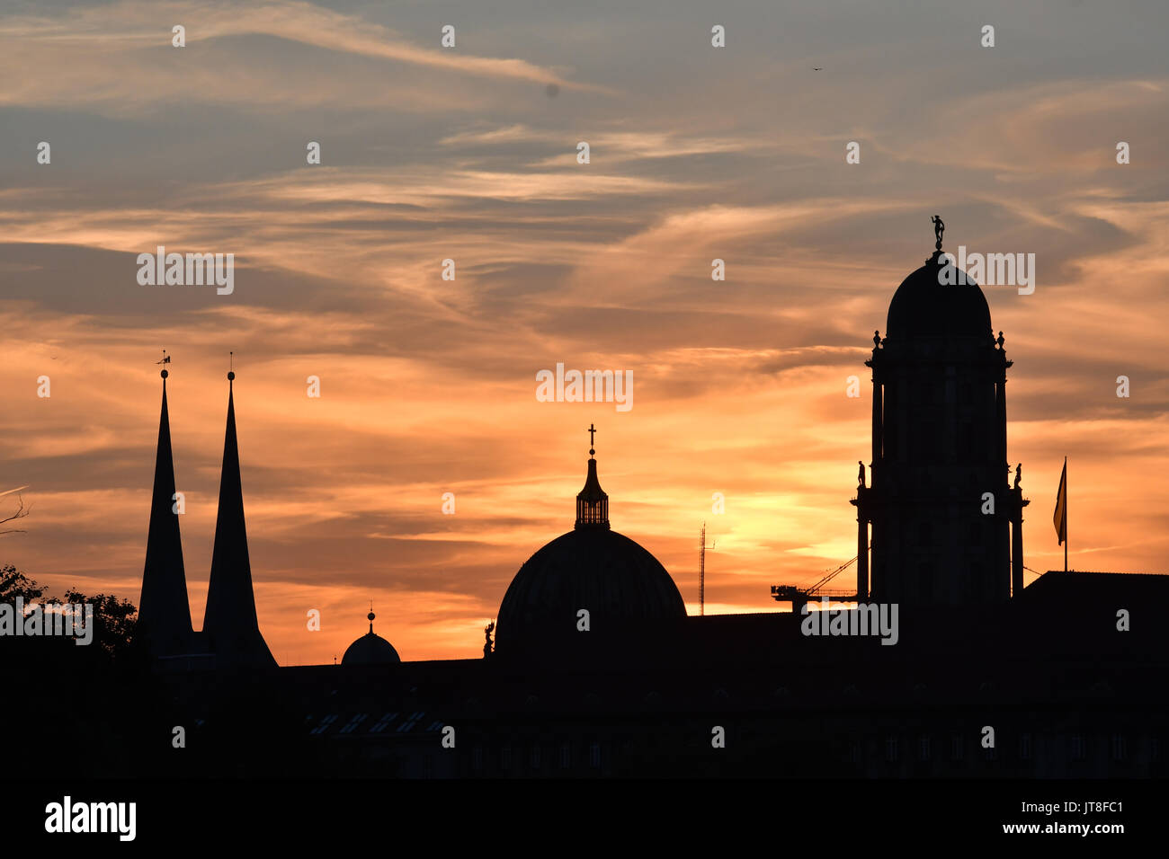 Le soleil se couche sur l'Hôtel de ville rouge (R-L), l'ancienne maison de ville, la cathédrale et les tours de la Saint-Nicolas, Église dans le centre de Berlin, Allemagne, 7 août 2017. Photo : Paul Zinken/dpa Banque D'Images