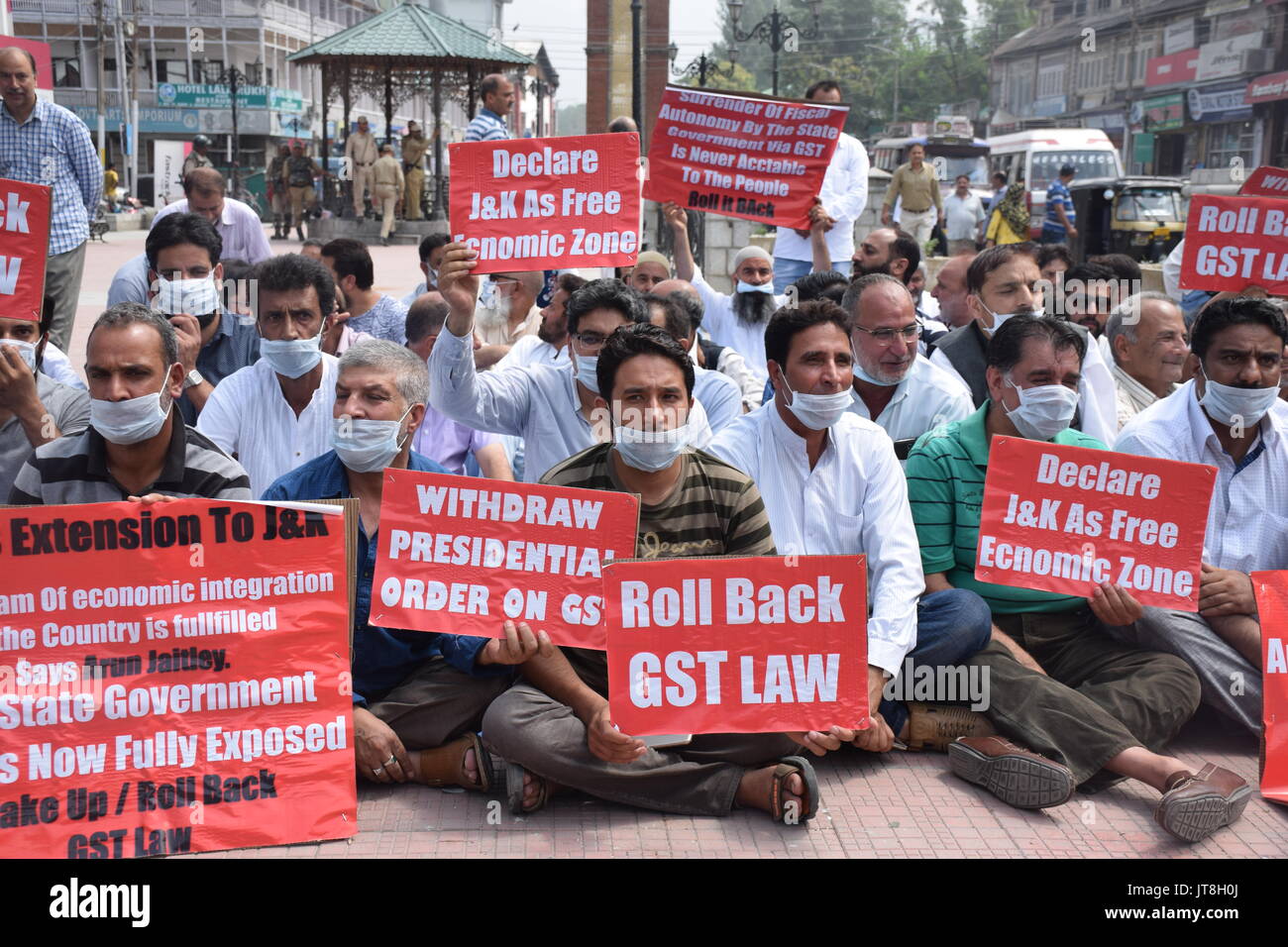 JKCC tenir assis silencieux de protestation contre la tour de l'horloge Lal Chowk Jammu Cachemire Cordination Commitie tenir une heure assis silencieux de protestation contre la tour de l'horloge centrale Lal Chowk Cachemire Srinagar contre TPS,S Extension à Jammu-et-Cachemire et abandon de l'autonomie fiscale par l'état Govt Via TPS n'est jamais acceptable de la population déclare J&K comme zone économique libre et le rôle de la tps retour... Srinagar Cachemire ; l'emplacement de l'Inde. Date ; 08- Août - 2017 Banque D'Images