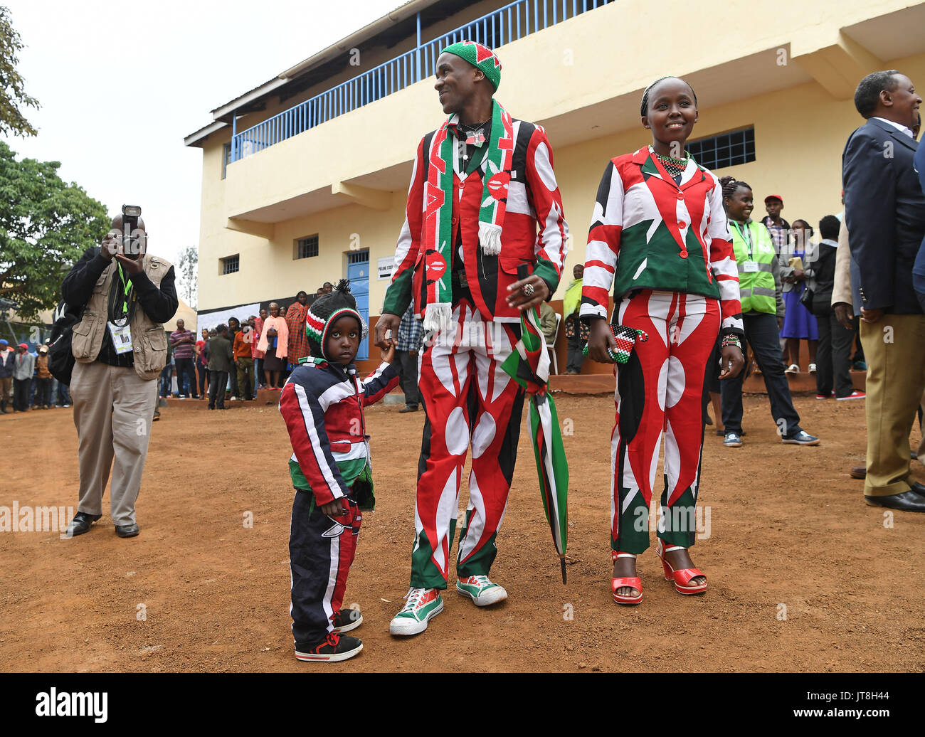Nairobi, Kenya. 8e août, 2017. Les Kenyans portant des costumes aux couleurs du drapeau national kenyan prend part au vote à un bureau de scrutin à Nairobi, Kenya, le 8 août 2017. Environ 19,6 millions de Kenyans se ruent sur plus de 40 000 bureaux de vote à travers le pays à voter pour l'élection du prochain président, mardi. Crédit : Chen Cheng/Xinhua/Alamy Live News Banque D'Images