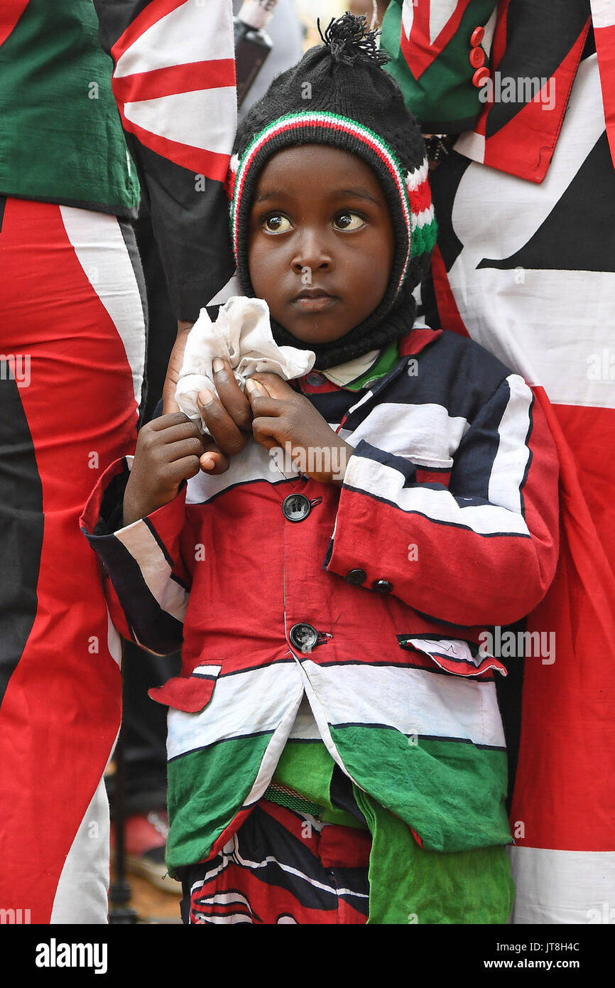 Nairobi, Kenya. 8e août, 2017. Un enfant portant des costumes dans les couleurs de drapeau national du Kenya est vu dans un bureau de vote à Nairobi, Kenya, le 8 août 2017. Environ 19,6 millions de Kenyans se ruent sur plus de 40 000 bureaux de vote à travers le pays à voter pour l'élection du prochain président, mardi. Crédit : Chen Cheng/Xinhua/Alamy Live News Banque D'Images