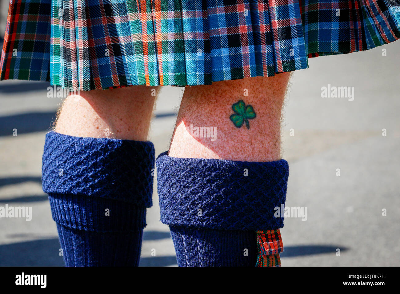 Glasgow, Ecosse, Royaume-Uni. 8 Août, 2017. Le deuxième jour de la tuyauterie 'Live' le public ont été divertis par des concerts gratuits dans GeorgeSquare, par certains des Pipe Bands internationaux participant à la compétition, y compris celle de New York, l'un de l'Illinois et l'une d'Auckland, en Nouvelle-Zélande. Une grande partie de la musique était les morceaux qui seront joués à l'étapes du concours le vendredi 12 août. Credit : Findlay/Alamy Live News Banque D'Images Glasgow, Ecosse, Royaume-Uni. 8 Août, 2017. Le deuxième jour de la tuyauterie 'Live' le public ont été divertis par des concerts gratuits dans GeorgeSquare, par certains des Pipe Bands internationaux participant à la compétition, y compris celle de New York, l'un de l'Illinois et l'une d'Auckland, en Nouvelle-Zélande. Une grande partie de la musique était les morceaux qui seront joués à l'étapes du concours le vendredi 12 août. Credit : Findlay/Alamy Live News Banque D'Images