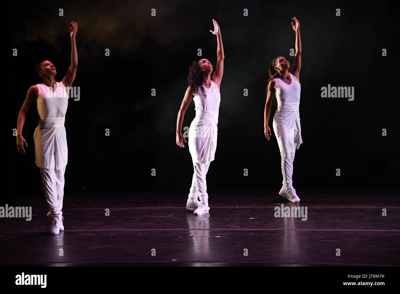 Cologne, Allemagne. 8e août, 2017. Danseurs de la compagnie de danse NOUS - Alvin Ailey American Dance Theater - danse pendant un appel Appuyez sur scène à la Philharmonie dans le cadre de l'Koelner Sommerfestival à Cologne, Allemagne, le 8 août 2017. La compagnie de danse de New York sont de donner des représentations à la Philharmonie de Cologne à partir de 08 - 13 août 2017. - Pas de service de fil - Photo : Horst Galuschka/dpa/Horst Galuschka dpa/Alamy Live News Banque D'Images