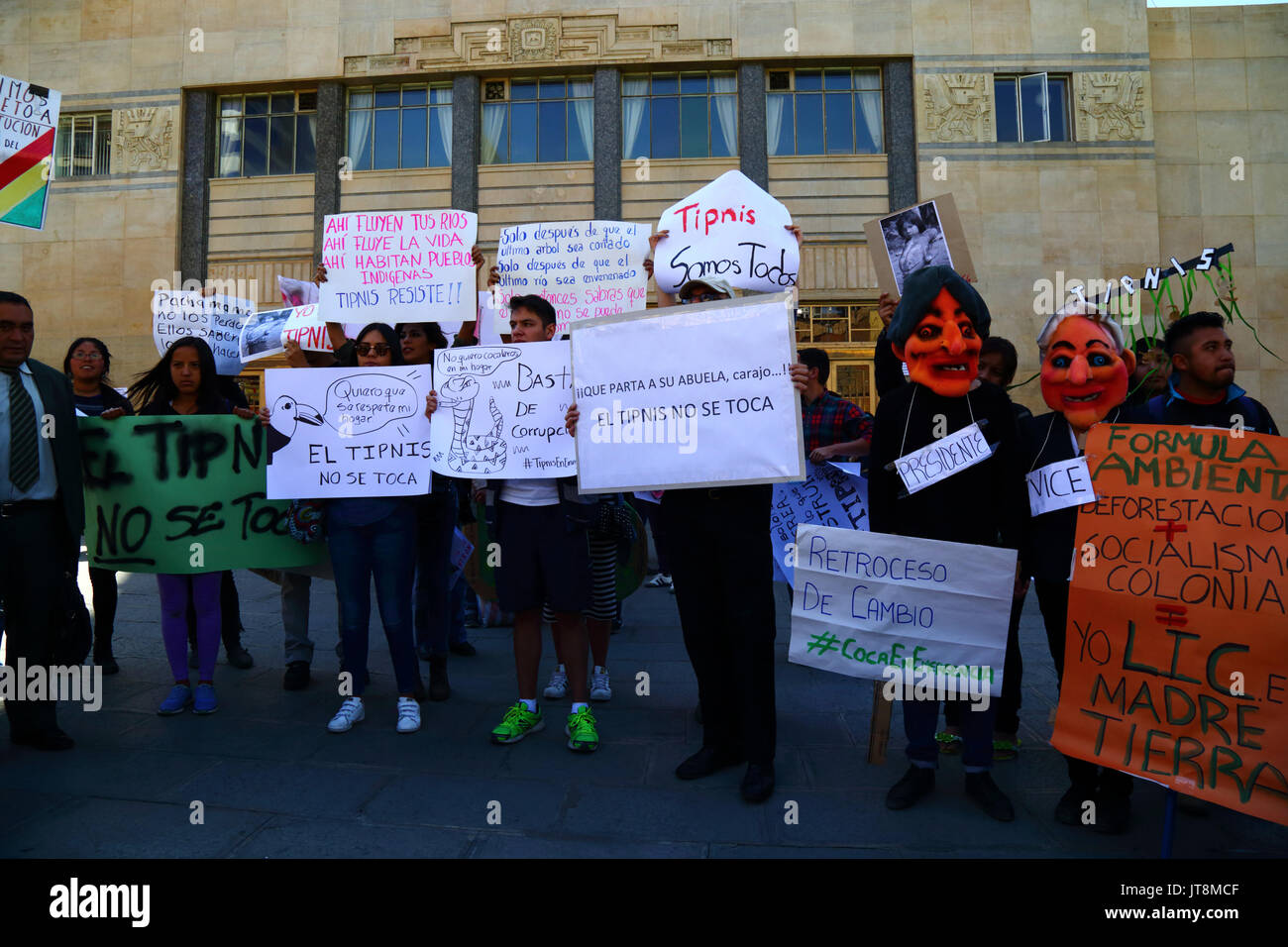 La Paz, Bolivie, le 8 août 2017. Les manifestants tiennent des pancartes lors d'une réunion pour protester contre les plans du gouvernement d'annuler la Loi 180, qui est débattu aujourd'hui au Sénat. La loi a été créé en 2011 après des manifestations de masse (qui incluait un mois Mars 2 à partir de la région de La Paz) par TIPNIS habitants et beaucoup d'autres anti-gouvernement envisage de construire une route à travers la région sans consultation. Les manifestants sur la droite portent des masques satiriques du président bolivien Evo Morales et le vice-président Alvaro Garcia Linera Crédit : James Brunker/Alamy Live News Banque D'Images