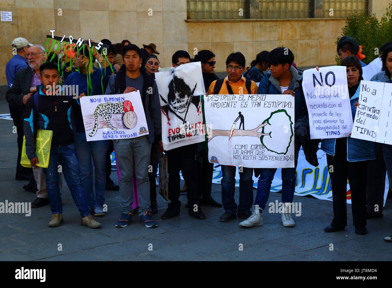 La Paz, Bolivie, le 8 août 2017. Les manifestants tiennent des pancartes lors d'une réunion pour montrer leur opposition aux projets du gouvernement d'annuler la Loi 180, qui est débattu aujourd'hui au Sénat. La loi a été créé en 2011 après des manifestations de masse (qui incluait un mois Mars 2 à partir de la région de La Paz) par TIPNIS habitants et beaucoup d'autres anti-gouvernement envisage de construire une route à travers la région sans consultation Credit : James Brunker/Alamy Live News Banque D'Images