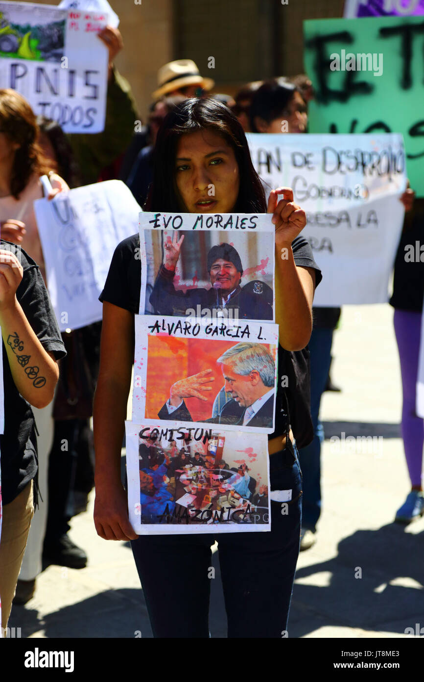 La Paz, Bolivie, le 8 août 2017. Un manifestant a couvert de sang photos de président bolivien Evo Morales et le vice-président Alvaro Garcia Linera lors d'une réunion pour montrer l'opposition au gouvernement a l'intention d'annuler la Loi 180, qui est débattu aujourd'hui au Sénat. La loi a été créé en 2011 après des manifestations de masse (qui incluait un mois Mars 2 à partir de la région de La Paz) par TIPNIS habitants et beaucoup d'autres anti-gouvernement envisage de construire une route à travers la région sans consultation Credit : James Brunker/Alamy Live News Banque D'Images