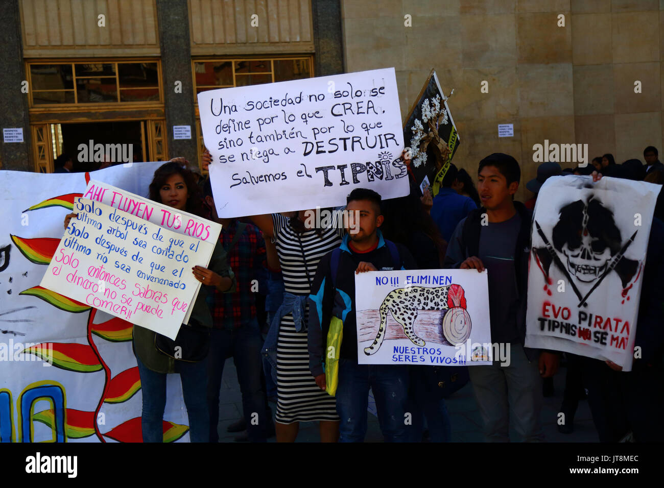 La Paz, Bolivie, le 8 août 2017. Les manifestants tiennent des pancartes lors d'une réunion pour montrer leur opposition aux projets du gouvernement d'annuler la Loi 180, qui est débattu aujourd'hui au Sénat. La loi a été créé en 2011 après des manifestations de masse (qui incluait un mois Mars 2 à partir de la région de La Paz) par TIPNIS habitants et beaucoup d'autres anti-gouvernement envisage de construire une route à travers la région sans consultation Credit : James Brunker/Alamy Live News Banque D'Images