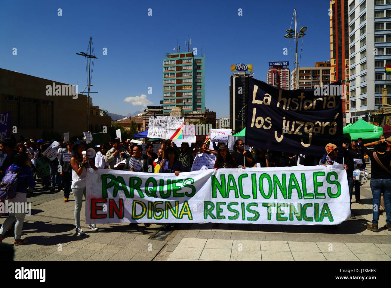 La Paz, Bolivie, le 8 août 2017. Maintenez une bannière disant manifestants les Parcs Nationaux de la résistance digne au début d'une manifestation de protestation pour montrer leur opposition aux projets du gouvernement d'annuler la Loi 180, qui est débattu aujourd'hui au Sénat. La loi a été créé en 2011 après des manifestations de masse (qui incluait un mois Mars 2 à partir de la région de La Paz) par TIPNIS habitants et beaucoup d'autres anti-gouvernement envisage de construire une route à travers la région sans consultation Credit : James Brunker/Alamy Live News Banque D'Images