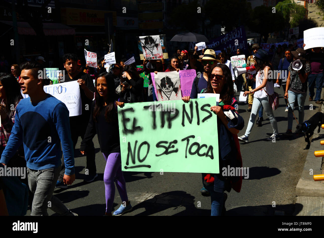 La Paz, Bolivie, le 8 août 2017. Tenir une pancarte disant : Ne touchez pas le TIPNIS durant une marche de protestation pour montrer leur opposition aux projets du gouvernement d'annuler la Loi 180, qui est débattu aujourd'hui au Sénat. La loi a été créé en 2011 après des manifestations de masse (qui incluait un mois Mars 2 à partir de la région de La Paz) par TIPNIS habitants et beaucoup d'autres anti-gouvernement envisage de construire une route à travers la région sans consultation Credit : James Brunker/Alamy Live News Banque D'Images