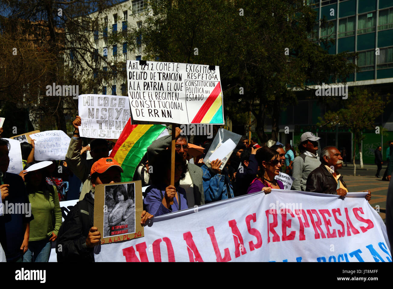 La Paz, Bolivie, le 8 août 2017. Un manifestant est titulaire d'un placard avec une section de la constitution au cours d'une marche pour montrer l'opposition au gouvernement a l'intention d'annuler la Loi 180, qui est débattu aujourd'hui au Sénat. La loi a été créé en 2011 après des manifestations de masse (qui incluait un mois Mars 2 à partir de la région de La Paz) par TIPNIS habitants et beaucoup d'autres anti-gouvernement envisage de construire une route à travers la région sans consultation Credit : James Brunker/Alamy Live News Banque D'Images