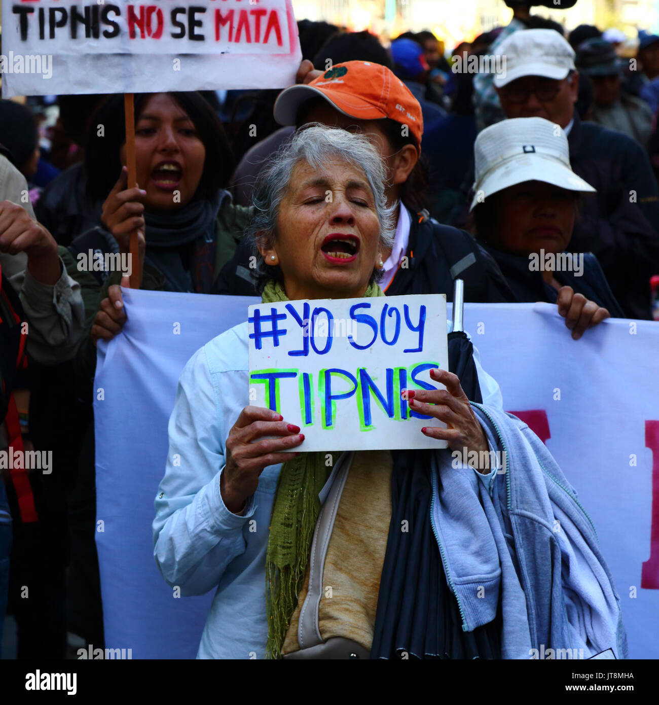 La Paz, Bolivie, le 8 août 2017. Un manifestant tient une bannière disant je suis TIPNIS lors d'une marche de protestation contre les plans du gouvernement d'annuler la Loi 180, qui est débattu aujourd'hui au Sénat. La loi a été créé en 2011 après des manifestations de masse (qui incluait un mois Mars 2 à partir de la région de La Paz) par TIPNIS habitants et beaucoup d'autres anti-gouvernement envisage de construire une route à travers la région sans consultation Credit : James Brunker/Alamy Live News Banque D'Images
